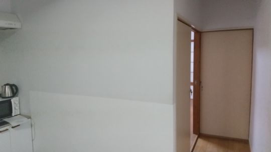 リビング - 外国人男性二人と一緒に住めるルームメイトを募集いたします} - ルームシェアルームメイト