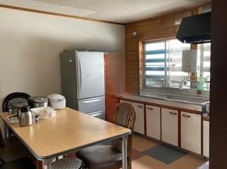 キッチン - あおもり黒石ハウス｜黒石市のシェアハウス・長期滞在できる住まい} - ルームシェアルームメイト