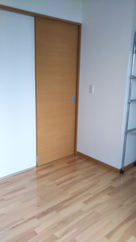 個室 - 空き部屋お貸しします} - ルームシェアルームメイト