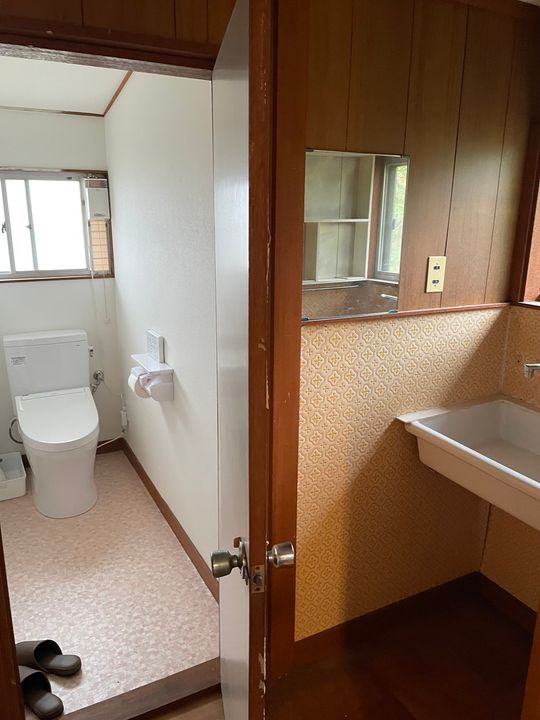 トイレ - ペットと暮らしたい、いないけど触れ合いたい　家賃光熱水道ネット込み4.5-5.0万円} - ルームシェアルームメイト