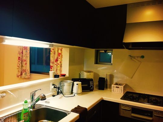 キッチン - 築2年、3階建て、115㎡のデザイナーズハウス!!Wifi完備!!駅から徒歩4分の好立地!} - ルームシェアルームメイト