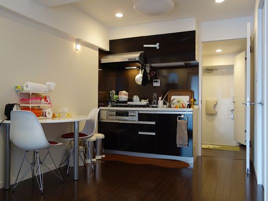 キッチン - 新宿区 綺麗なマンションです。3DKの一部屋をお貸しします。最寄駅徒歩3分。(光熱費込60000円)} - ルームシェアルームメイト