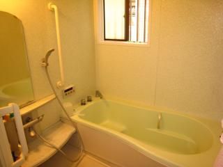 風呂 - 池尻大橋徒歩２分。アットホームなシェアハウスです。} - ルームシェアルームメイト