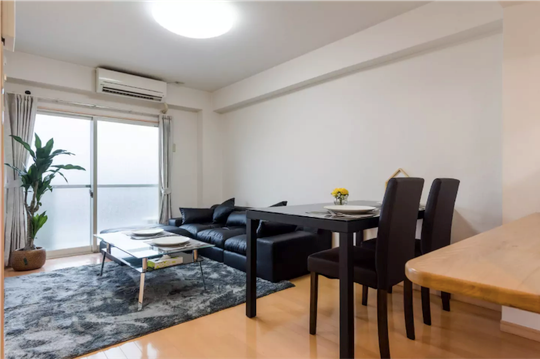 リビング - 新オープン!駅距離5分の綺麗なマンションでのシェアハウス!} - ルームシェアルームメイト