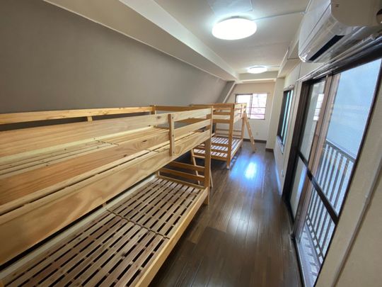 ベッド - 外国人大歓迎☆新宿駅至急のシェアハウスです！} - ルームシェアルームメイト