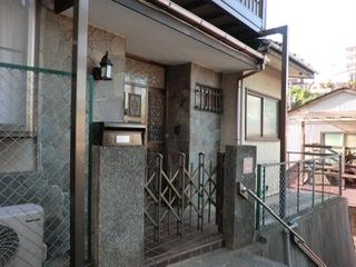 玄関 - カーサ南太田　女性専用シェアハウス} - ルームシェアルームメイト