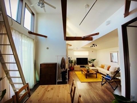 リビング - 辻堂駅徒歩10分のデザイナーズハウス} - ルームシェアルームメイト