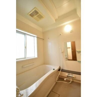 風呂 - 【人気の湘南エリア】駅から徒歩7分の好立地、静かな住宅街です。} - ルームシェアルームメイト