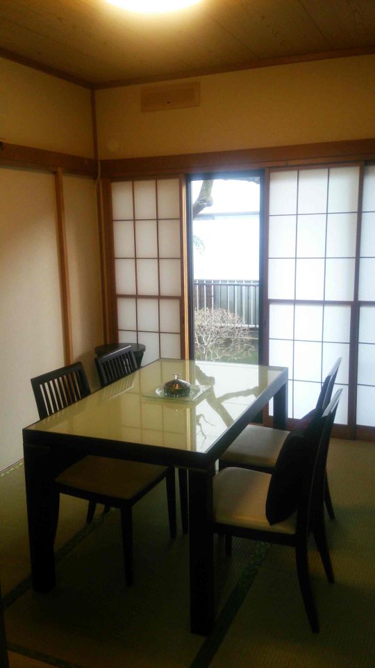 ダイニング - 新宿駅から最短19分!!世田谷区の隣、狛江駅より徒歩6分♪綺麗な6畳の洋室をお貸しします♪} - ルームシェアルームメイト