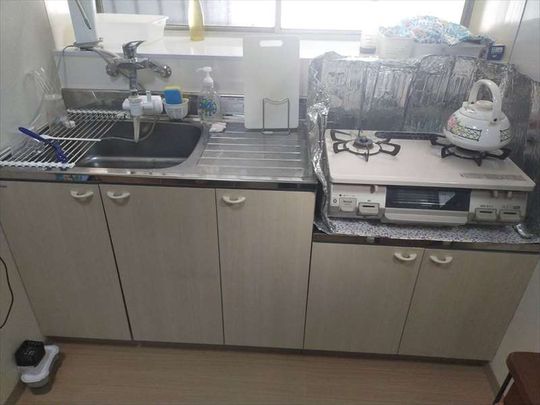 キッチン - ☆女性限定シェアハウス！　★wi-fi完備！　☆光熱費込！　★定期借家　☆1階に共用シャワー、台所あり} - ルームシェアルームメイト