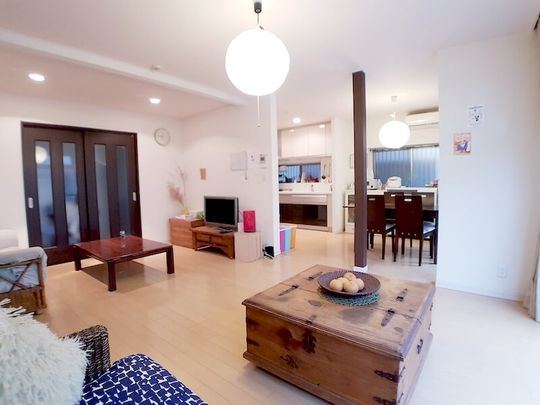 リビング - 【矢口渡】駅から徒歩4分！広々リビングの大人気ハウス} - ルームシェアルームメイト