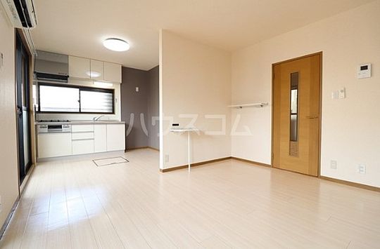 リビング - 2LDKで私1人で住んでおります！一部屋お貸しします} - ルームシェアルームメイト