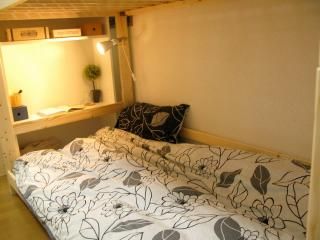 ベッド - ５路線利用可能！新大久保駅から徒歩3分。日当たり最高！屋上付き！（＾ｖ＾）} - ルームシェアルームメイト