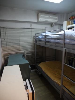 ベッド - 渋谷、池尻大橋、中目黒から徒歩可能。} - ルームシェアルームメイト