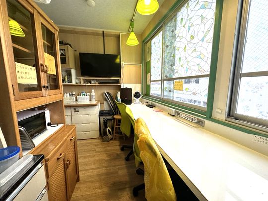 リビング - 東新宿駅A１出口前徒歩１分の女性専用シェアハウスです！} - ルームシェアルームメイト