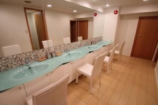 キッチン - ホテルをまるごと1棟デザイナーズリノベーションしたシェアハウス} - ルームシェアルームメイト