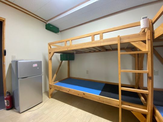 ベッド - 【ドミ 28,000円～、個室 58,000円～】南千住・三ノ輪シェアハウス} - ルームシェアルームメイト