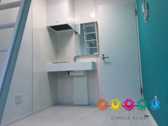 個室 - 各部屋にキッチンあり！屋上あり！新築のキレイなシェアハウス＼(^o^)／} - ルームシェアルームメイト