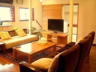 リビング - 大手町まで10分。バルコニーから東京スカイツリーが見れる７部屋シェアハウス。} - ルームシェアルームメイト