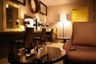  - シェアすることの豊かさを実現した豪華シェアハウス！} - ルームシェアルームメイト