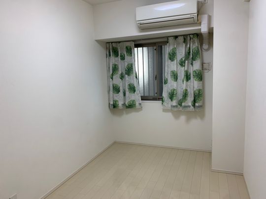 個室 - 女性限定 猫とルームシェア 都内・駅徒歩2分 個室あり綺麗な内装 共用WIC プロジェクター有ネトフリアマプラ見られます} - ルームシェアルームメイト