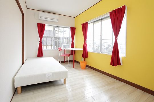 個室 - ★初月家賃無料キャンペーン中♪★女性限定鍵付個室34000円～★新宿・渋谷まで30分★シェアハウスには超希少な室内にミニキッチン・冷蔵庫付で便利♪♪} - ルームシェアルームメイト