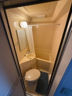 シャワー - 池尻大橋8分　ワンルーム　短期(5/14から2週間程、期間相談可)} - ルームシェアルームメイト