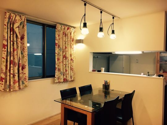ダイニング - 築2年、3階建て、115㎡のデザイナーズハウス!!Wifi完備!!駅から徒歩4分の好立地!} - ルームシェアルームメイト