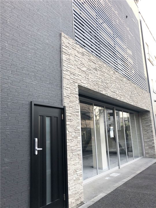 建物 - 家賃29,500円～ファミマ徒歩0分！バス停徒歩0分！足立小台駅徒歩12分！エアコン、冷蔵庫付き！WIFI無料！} - ルームシェアルームメイト