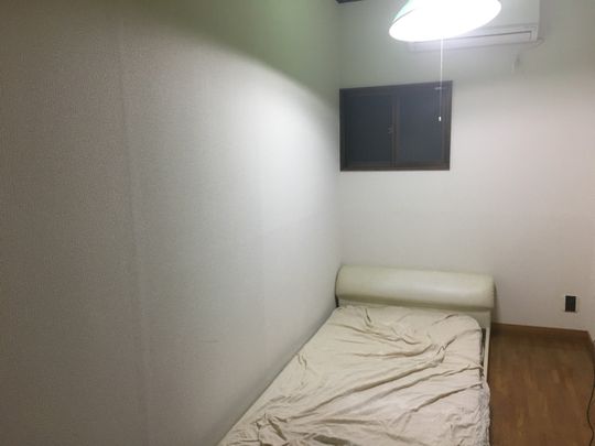 個室 - 【シェアメイト募集!北千住徒歩6分 】相部屋2万個室4万の破格！即入居可！} - ルームシェアルームメイト