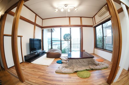 リビング - 相鉄線鶴ヶ峰駅まで徒歩７分：広々６畳～８畳個室：女性専用} - ルームシェアルームメイト