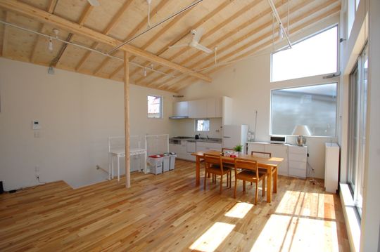 リビング - Wifi&家具付き！新宿徒歩圏内・都営大江戸線牛込柳町駅徒歩5分の一軒家で、国際色豊かなシェアハウス！} - ルームシェアルームメイト