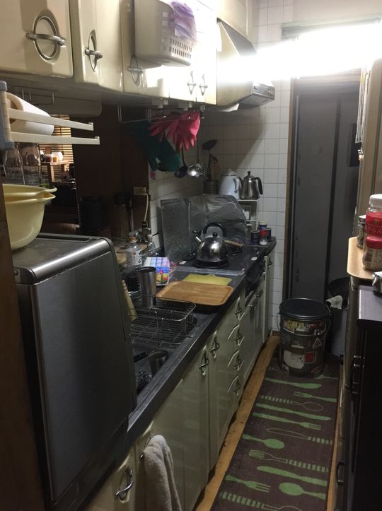 キッチン - ボロい戸建てだけど...庭広いし、駐車場付きだし！} - ルームシェアルームメイト