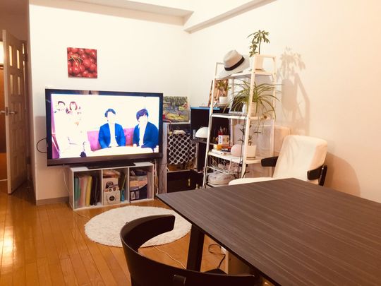 リビング - 1泊1500円(個室) 二子玉川/徒歩6分  9/13～9/18日入居可能な方のみ、短期1.5ヶ月入居可能な方 【女性限定】} - ルームシェアルームメイト
