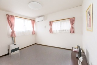 個室 - あおもり黒石ハウス｜黒石市のシェアハウス・長期滞在できる住まい} - ルームシェアルームメイト