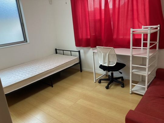 個室 - 駐車場無料！東山田駅徒歩7分。綱島、武蔵小杉、江田にもバスで出られます！ペット歓迎。女性の方が希望です。} - ルームシェアルームメイト