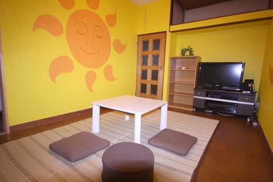 リビング - ★東京で一番楽しいシェアハウス！国際交流協会ボーダレス東京★　韓国人・ロシア人・日本人と一緒に住みましょう！板橋本町駅から徒歩６分！大和町ハウス} - ルームシェアルームメイト