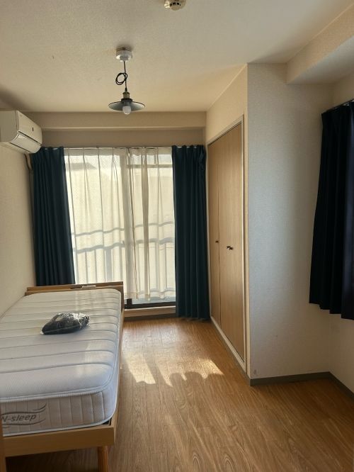 個室 - 二駅利用可能！陽当たりのいい角部屋！女性専用！お家賃1日1600円！} - ルームシェアルームメイト