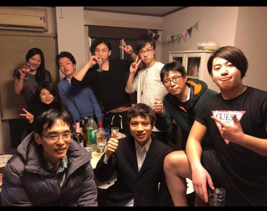 シェアメイト - パーティーのあるシェアハウス} - ルームシェアルームメイト