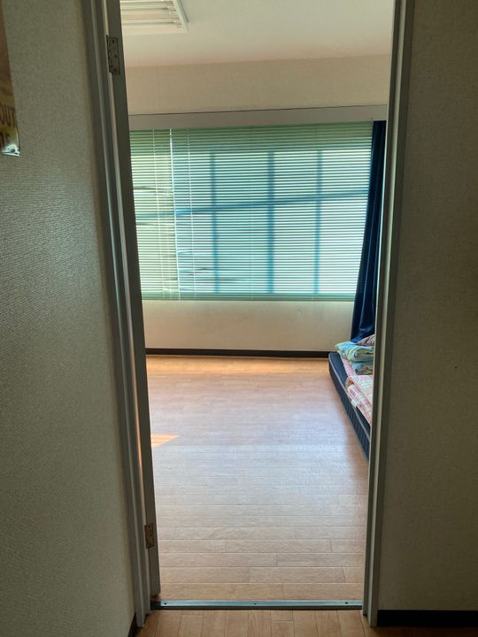 個室 - 広くて明るいプライベートルーム} - ルームシェアルームメイト