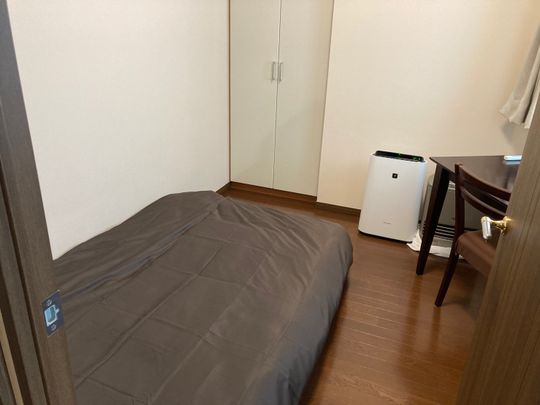 個室 - 何かに挑戦している若者に馬車道の自宅の１室を無料で貸します！} - ルームシェアルームメイト