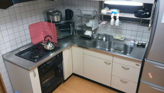 キッチン - ★〜閑静なのにアクセス抜群、最寄り駅まで徒歩8分です〜} - ルームシェアルームメイト