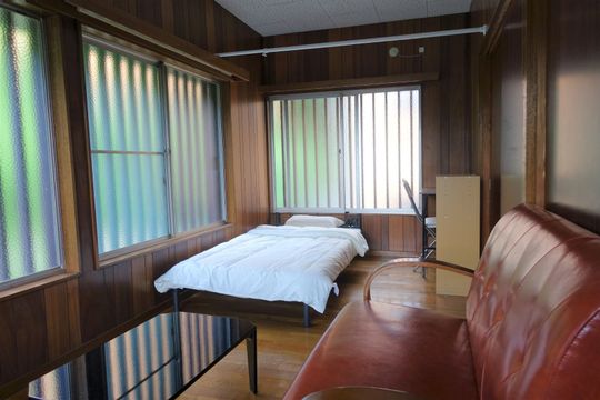 個室 - 他方面へのアクセスが便利！溝ノ口の駅から徒歩８分の一軒家でルームメイトを募集します。} - ルームシェアルームメイト