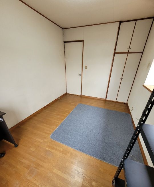 個室 - 京王線南平駅から徒歩7分 激安ストレージ(駐車場付)} - ルームシェアルームメイト