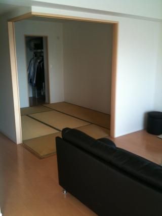 リビング - 部屋貸します（３ＬＤＫの２部屋）} - ルームシェアルームメイト