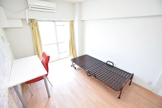 個室 - インターナショナルな大規模シェアハウス！} - ルームシェアルームメイト