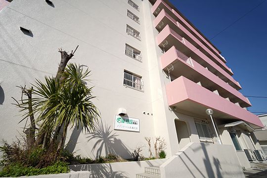 建物 - インターナショナルな大規模シェアハウス！} - ルームシェアルームメイト