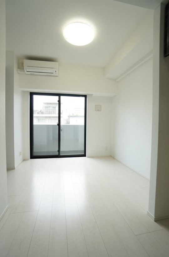 リビング - 部屋を貸します　（品川駅から徒歩12分　新築マンション）} - ルームシェアルームメイト