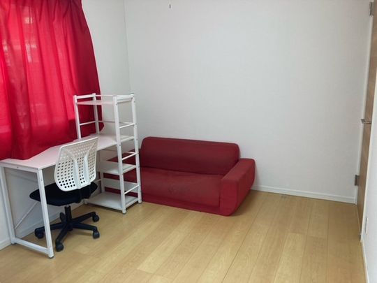 個室 - 駐車場無料！東山田駅徒歩7分。綱島、武蔵小杉、江田にもバスで出られます！ペット歓迎。女性の方が希望です。} - ルームシェアルームメイト