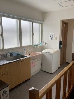 キッチン - あおもり黒石ハウス｜黒石市のシェアハウス・長期滞在できる住まい} - ルームシェアルームメイト